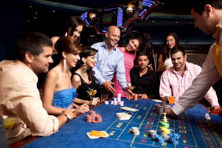 jugadores apostando en casino en vivo